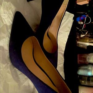 Navy blue pump with kitten heel.